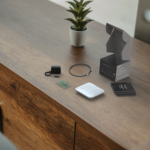 FireAngel WG2-INT Gateway uit de verpakking met adapter, kabel, handleiding en montagemateriaal